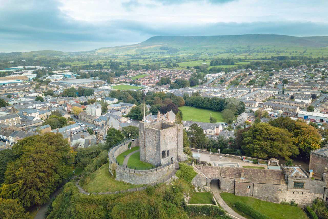 clitheroe castle and pendle hill landscape