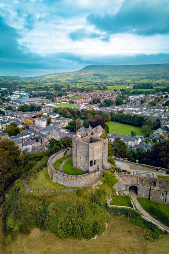 Clitheroe castle and pendle hill